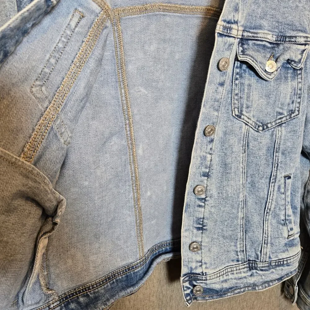 Wonderly Denim Jacket Light Wash Button Front Inside and Outside Pockets